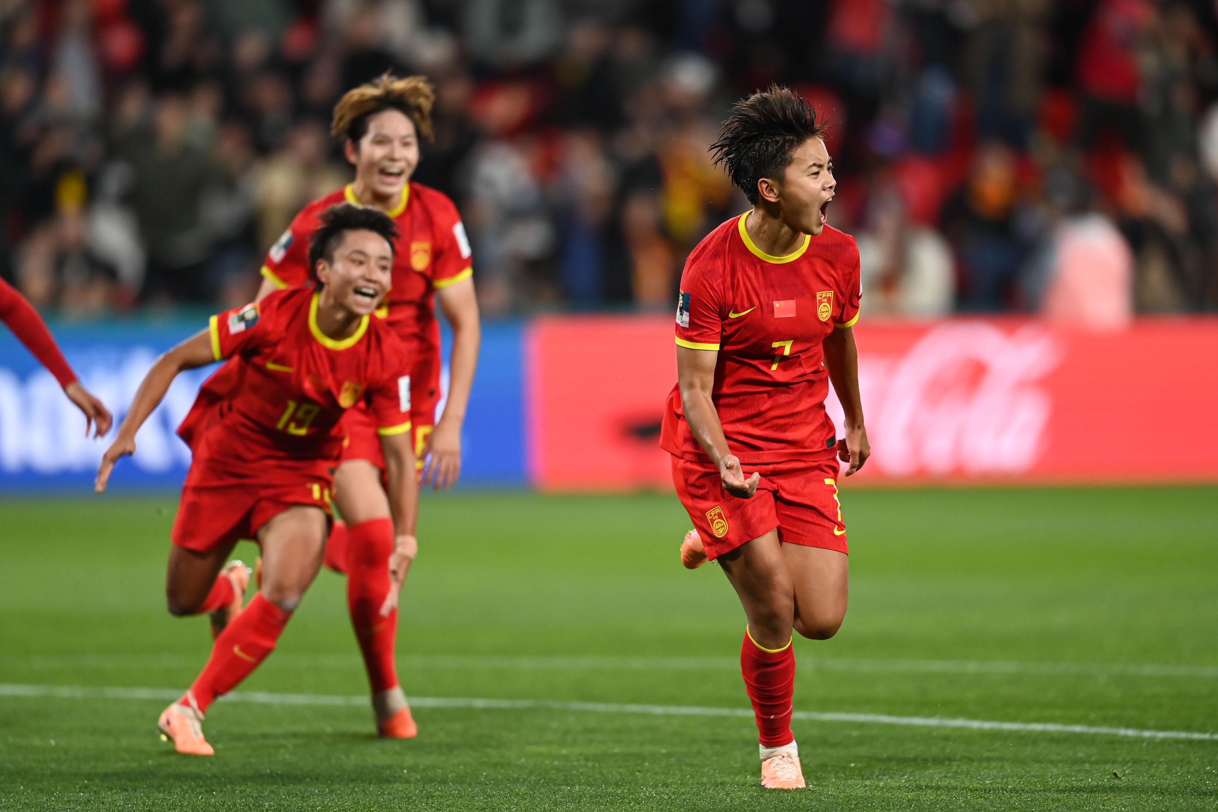 包含女足国家队士气高昂，轻松夺取比赛胜利的词条